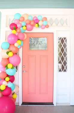 Decoración manual de una fiesta sorpresa para tu pedida de mano
