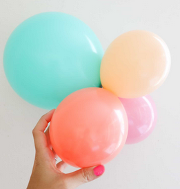 Decoración manual de una fiesta sorpresa para tu pedida de mano