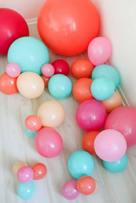 Decoración manual de una fiesta sorpresa para tu pedida de mano