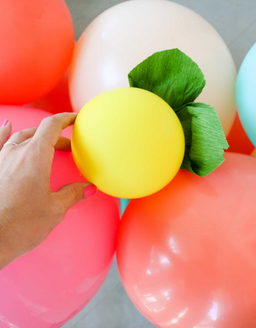 Decoración manual de una fiesta sorpresa para tu pedida de mano