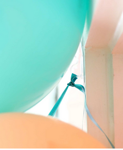 Decoración manual de una fiesta sorpresa para tu pedida de mano