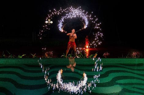 Bailarines de danza con fuego