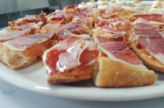 Pan de coca con jamón del país
