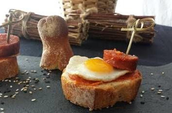 Montaditos de sobrasada y huevo de codorniz