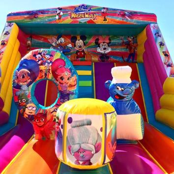 Animación con castillos y atracciones