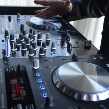 Actuación de dj + saxofonista para bodas