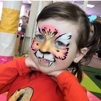 Maquillaje fantasía y tattoos purpurina