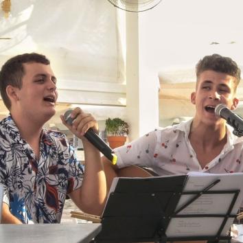 Actuación en acústico para llenar de ritmo tu fiesta con versiones de canciones muy conocidas