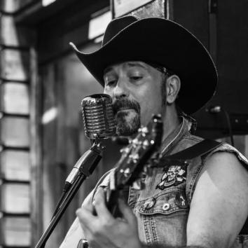 Concierto en solitario de música country.