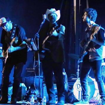 Grupo de música de rock&roll formado por 4 personas.