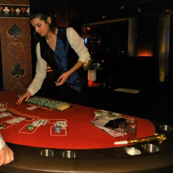 Mesa para Black Jack con cartas, fichas y dados