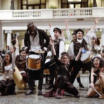 Batucada entre 10 y 12 músicos