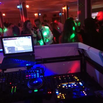 • Altavoces (3000w) + 2 djs + cabina por 3 horas