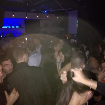 Altavoces (3000w) + iluminación + 2 djs + cabina por 3 horas