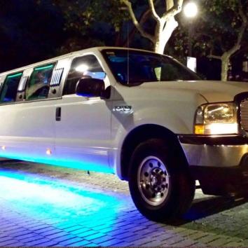 Limusina Ford Excursion Blanca 8 pax en MÁLAGA