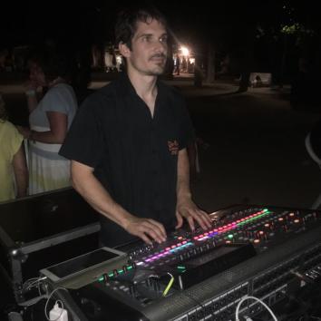 DJ profesional de muchos estilos musicales con equipos para la discomóvil