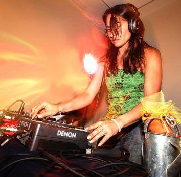 Dj con sonido (2 altavoces)