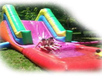 Tobogán acuático con piscina