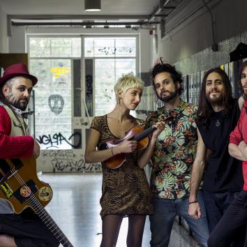 Banda entera (7 musicos + roadmanager)