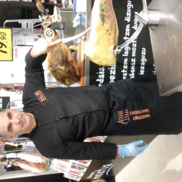 Servicio de corte de jamón a cuchillo en directo.