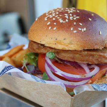 Combo con hamburguesa + bebida + patatas fritas y helado 
