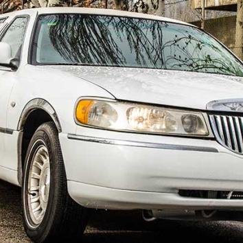 Limusina Lincoln blanca