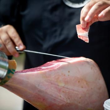 Servicio de corte + Jamón de cebo 50% ibérico