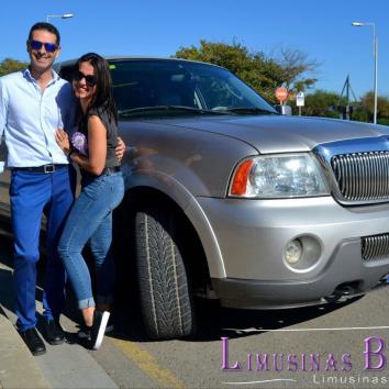 Limusina Navigator Plateada 12 plazas