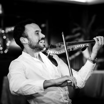 Canción especial con violín eléctrico