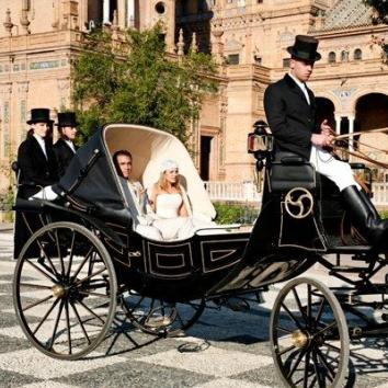 Coche de dos caballos, cochero y lacayo + Vehículo inglés y chófer