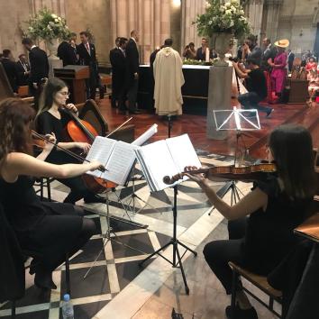 Trío de cuerda (dos violines y violonchelo) + cantante para ceremonia religiosa