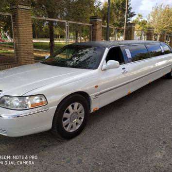 Limusina Lincoln blanca para cualquier evento