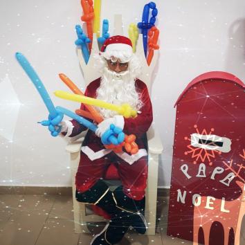 Papá Noel y su ayudante te visitan