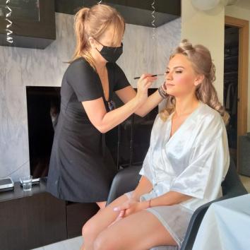 Maquillaje y peluquería para las invitadas (prueba incluida)