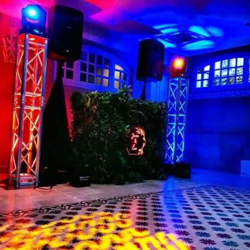 Alquiler Altavoz 700W+Trípode 2und para evento.