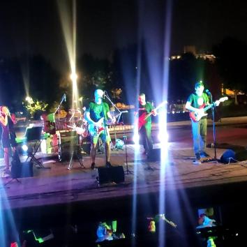 Grupo de versiones de pop y inglés. De los 80 hasta hoy