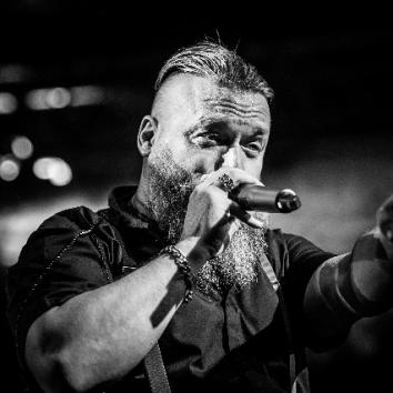 Tributo a la música pop de los 70, 80 y 90 convertida en rock.