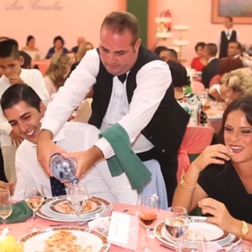 Camarero falso para sorprender a los invitados