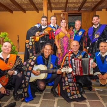 Actuaciones para bodas, cumpleaños, pedidas de mano, serenatas, jubilaciones, cenas de empresa y cualquier tipo de evento que requiera música y diversión.