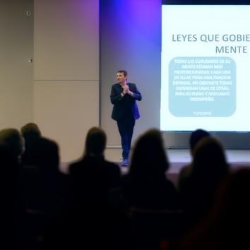 Conferencia Motivacional e Hipnosis para Empresas