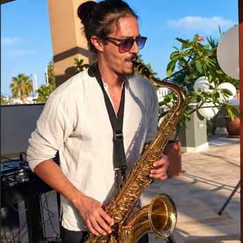 Imagen 2 de Ludwig Paredes - Saxofonista Profesional Imagen 2 de Ludwig Paredes - Saxofonista Profesional