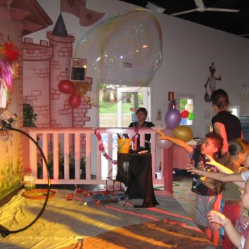 Imagen 2 de Pompas De Jabón Con Lili  Soap Bubbles  Мыльные пузыри